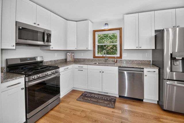 21300 Astolat DRIVE, Brookfield, WI 53045