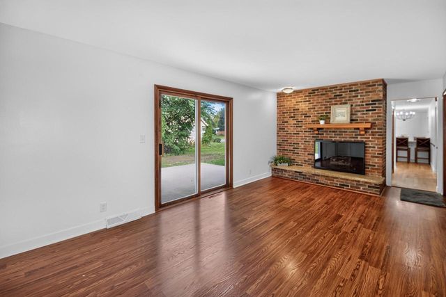 21300 Astolat DRIVE, Brookfield, WI 53045