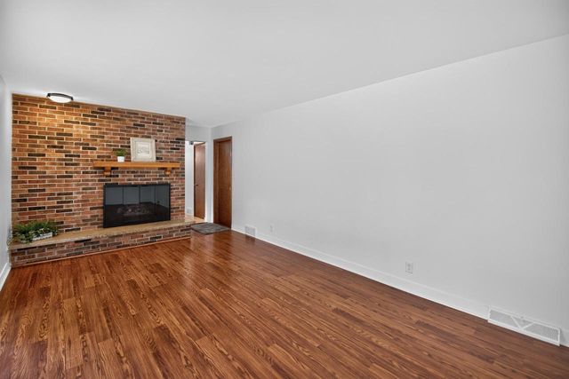 21300 Astolat DRIVE, Brookfield, WI 53045