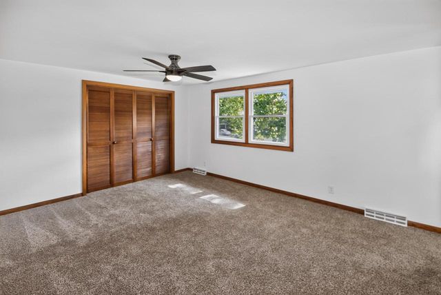 21300 Astolat DRIVE, Brookfield, WI 53045