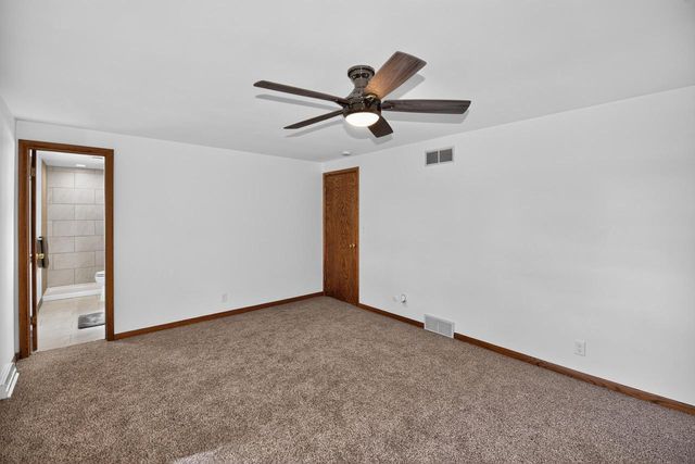 21300 Astolat DRIVE, Brookfield, WI 53045