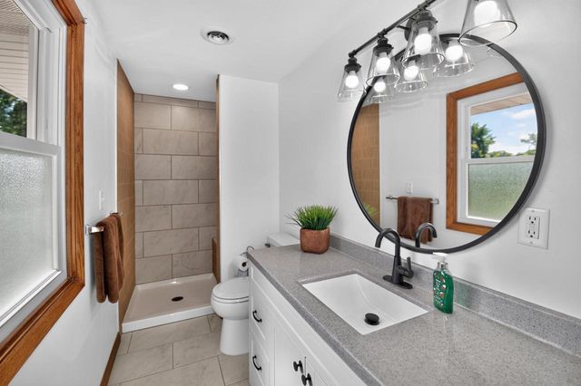 21300 Astolat DRIVE, Brookfield, WI 53045