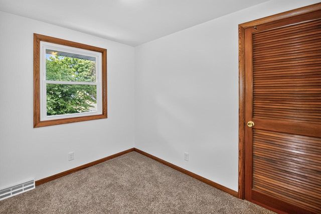 21300 Astolat DRIVE, Brookfield, WI 53045