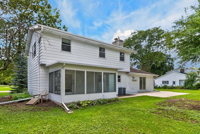 21300 Astolat DRIVE, Brookfield, WI 53045