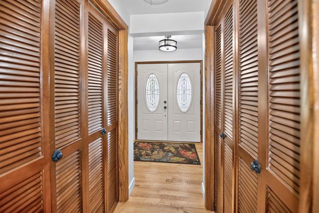 21300 Astolat DRIVE, Brookfield, WI 53045