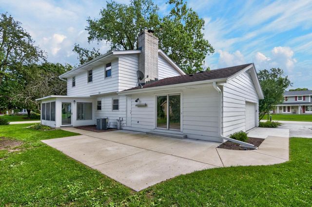 21300 Astolat DRIVE, Brookfield, WI 53045