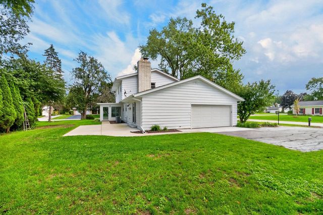 21300 Astolat DRIVE, Brookfield, WI 53045