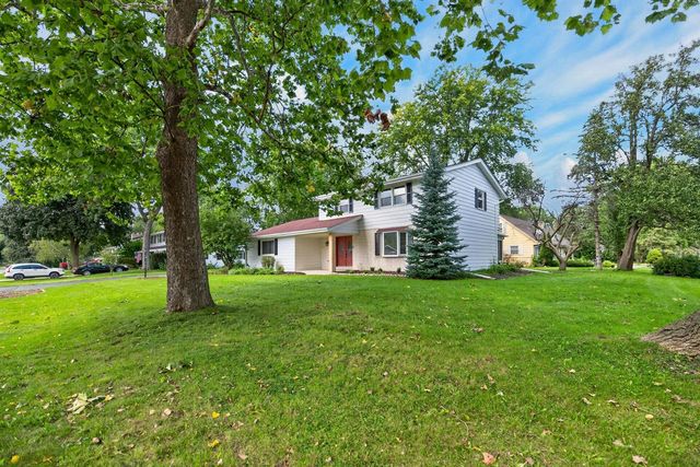 21300 Astolat DRIVE, Brookfield, WI 53045