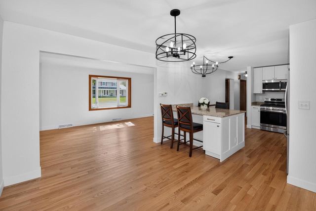 21300 Astolat DRIVE, Brookfield, WI 53045