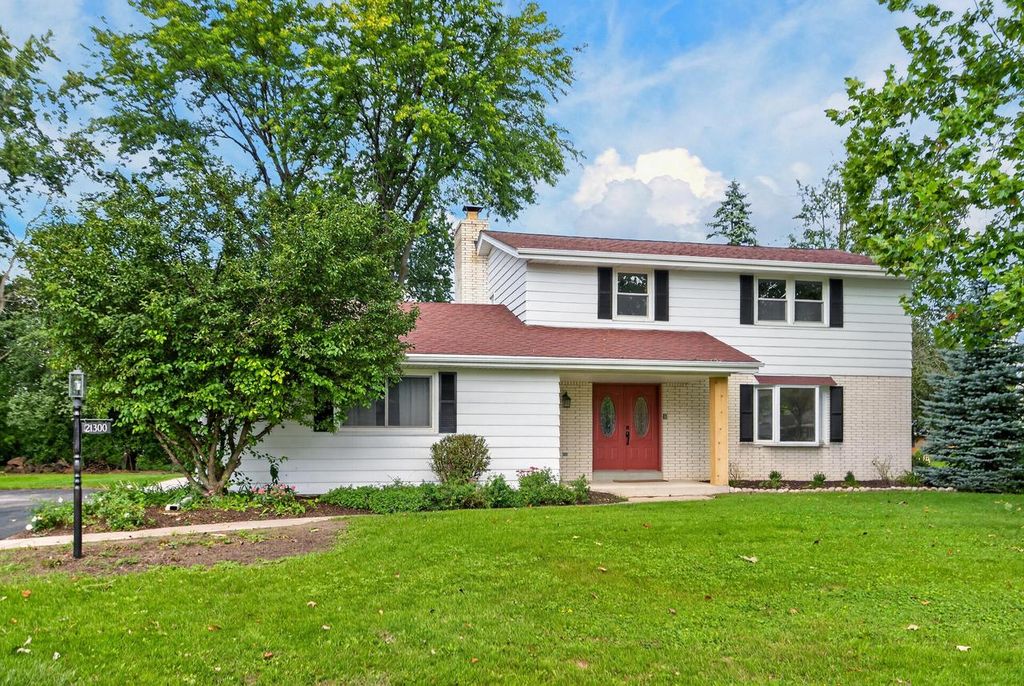 21300 Astolat DRIVE, Brookfield, WI 53045