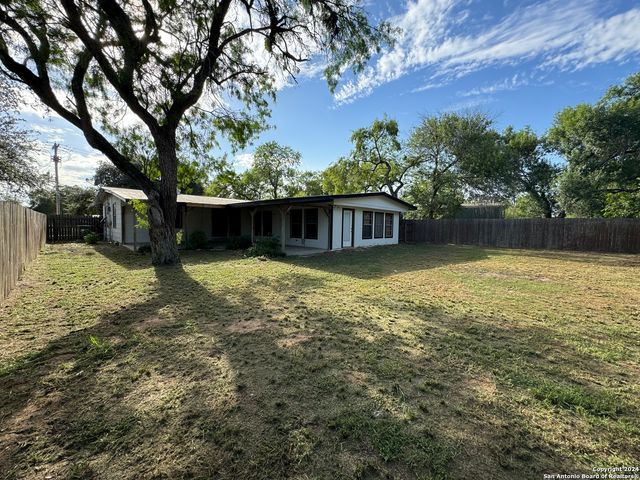 119 GREENLAWN AVE, Pleasanton, TX 78064
