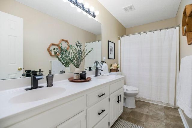 7530 N Skiles Court, Kansas City, MO 64158