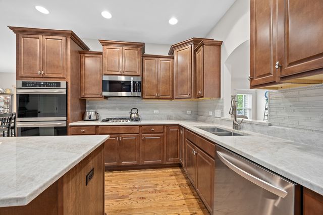 352 Andover Drive, Oswego, IL 60543