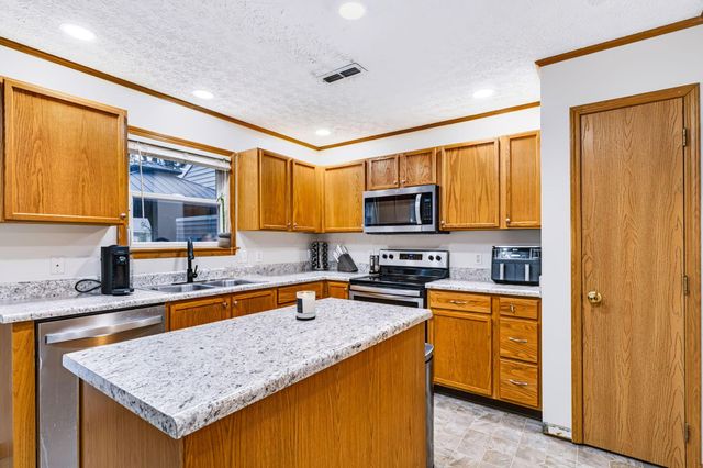 1126 Lake Forest Drive, Hebron, OH 43025