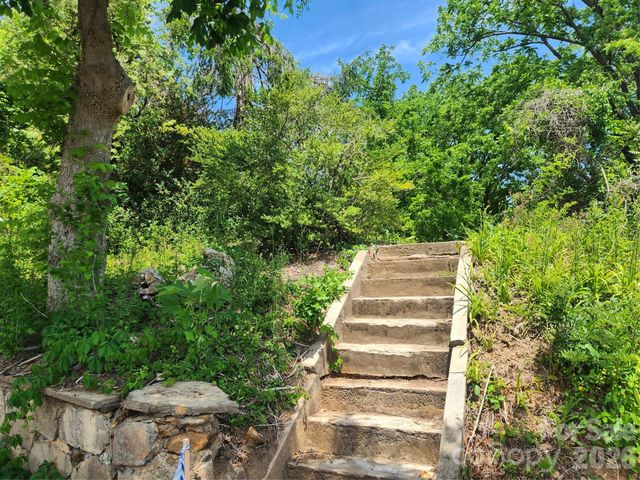 11 Weaver Hill Road, Asheville, NC 28805