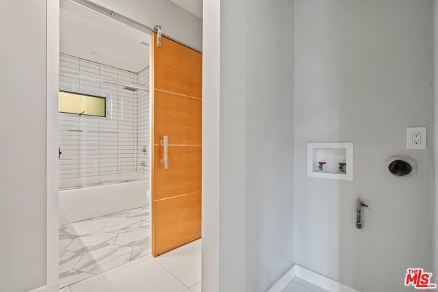 22263 Buena Ventura Street, Woodland Hills (los Angeles), CA 91364