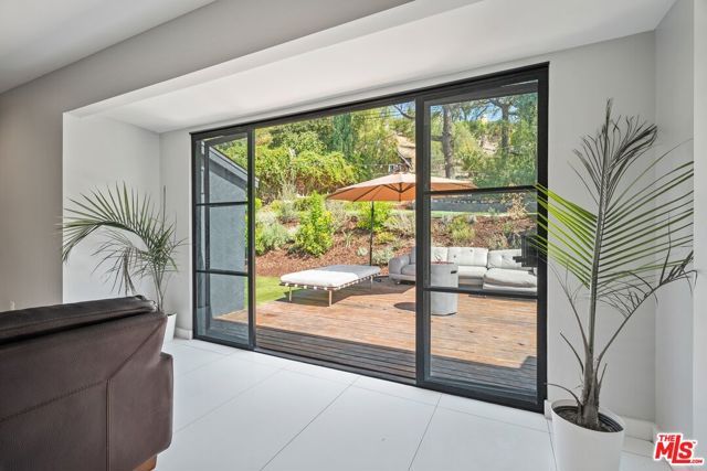 22263 Buena Ventura Street, Woodland Hills (los Angeles), CA 91364