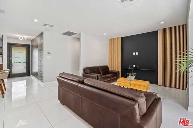 22263 Buena Ventura Street, Woodland Hills (los Angeles), CA 91364