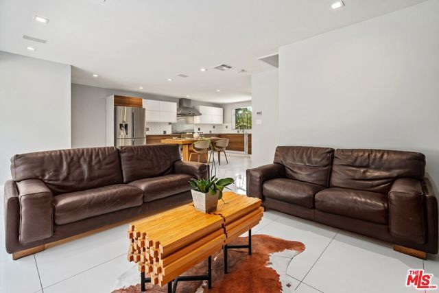 22263 Buena Ventura Street, Woodland Hills (los Angeles), CA 91364