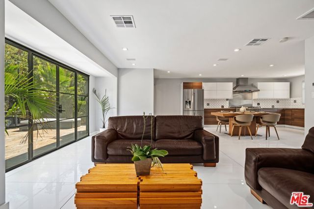 22263 Buena Ventura Street, Woodland Hills (los Angeles), CA 91364