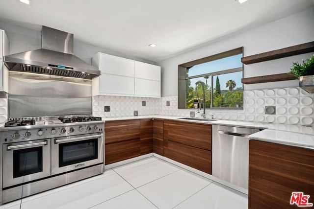 22263 Buena Ventura Street, Woodland Hills (los Angeles), CA 91364