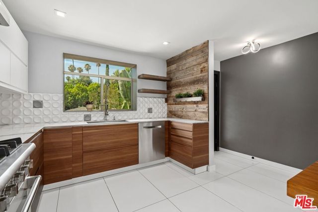 22263 Buena Ventura Street, Woodland Hills (los Angeles), CA 91364