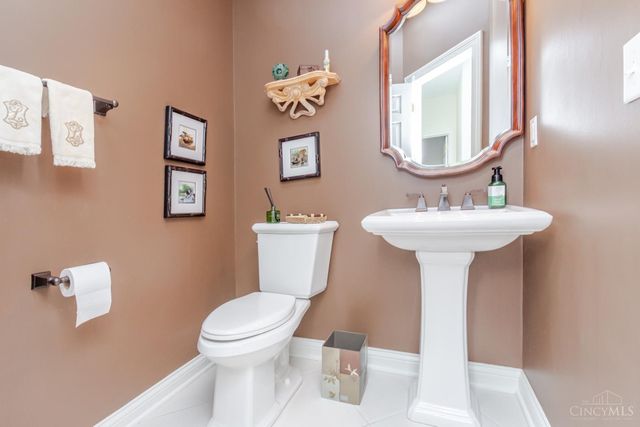 1053 Charter Place, Centerville, OH 45458