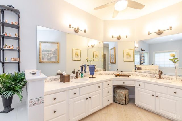 1053 Charter Place, Centerville, OH 45458