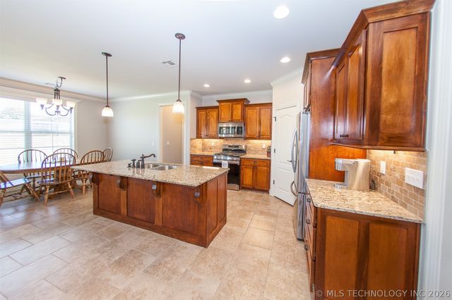 5610 Nottingham Place, Bartlesville, OK 74006