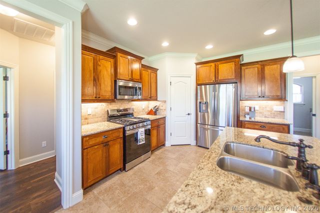5610 Nottingham Place, Bartlesville, OK 74006