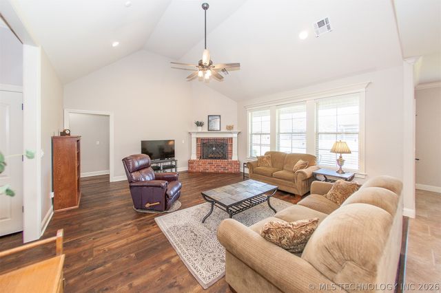 5610 Nottingham Place, Bartlesville, OK 74006