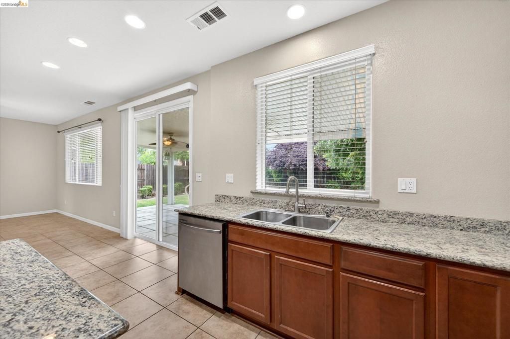 Image 10 of property listing at 24 Mandrake Court, Oakley, CA 94561