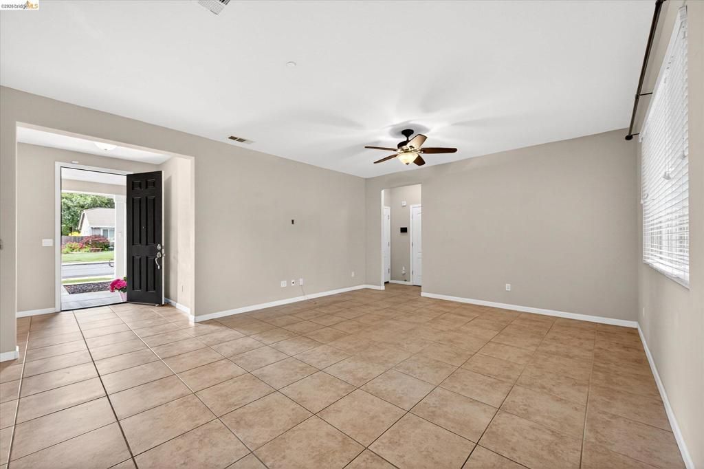 Image 6 of property listing at 24 Mandrake Court, Oakley, CA 94561