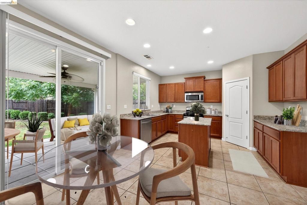 Image 7 of property listing at 24 Mandrake Court, Oakley, CA 94561