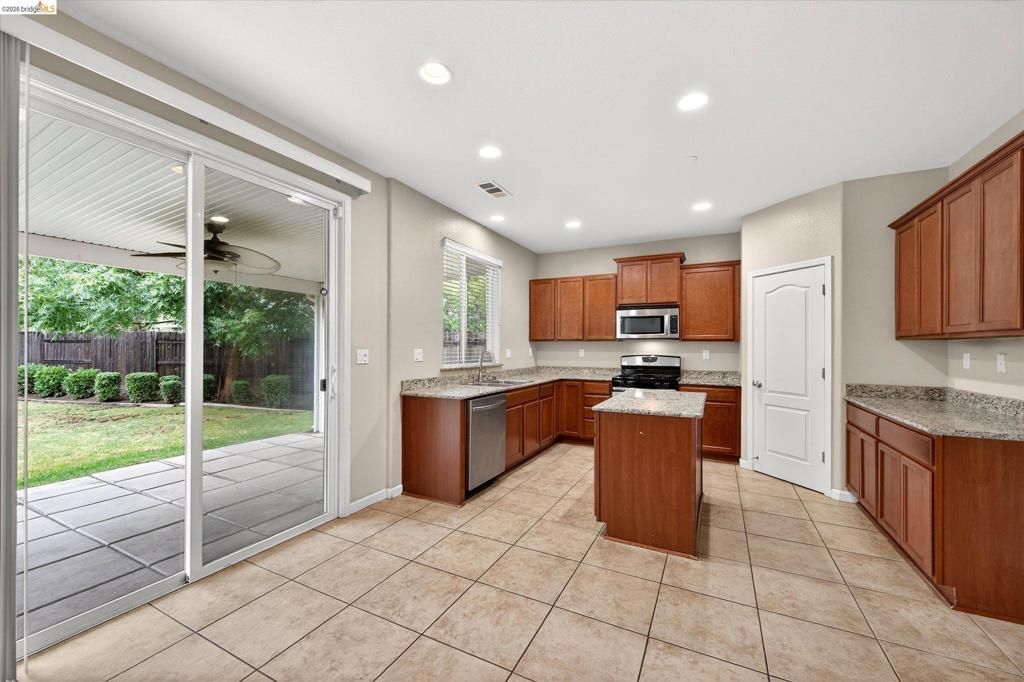 Image 8 of property listing at 24 Mandrake Court, Oakley, CA 94561