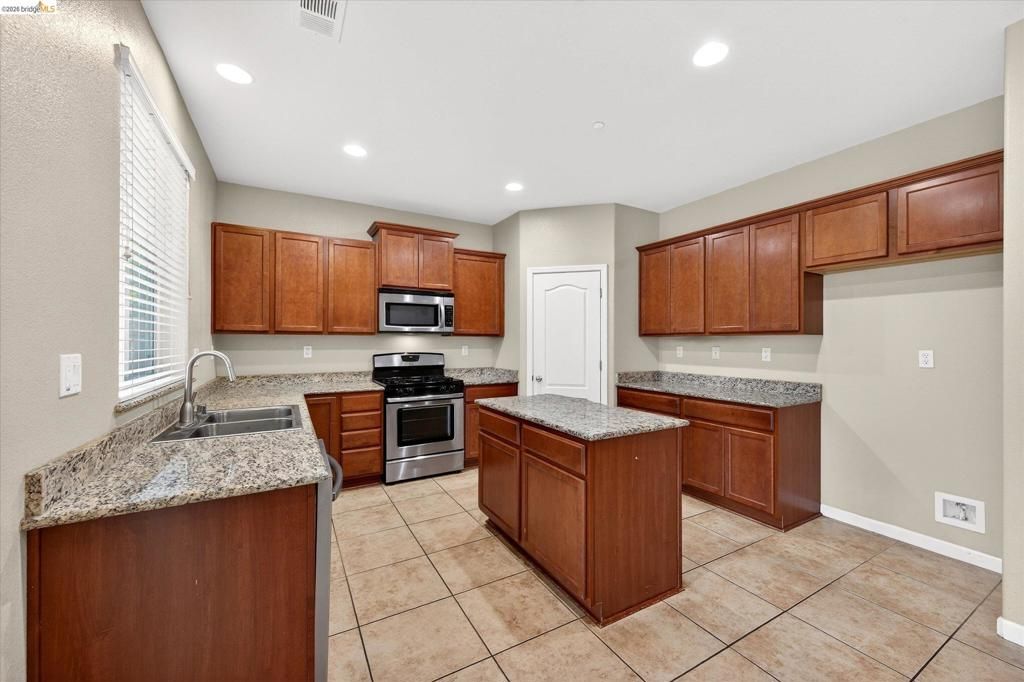 Image 9 of property listing at 24 Mandrake Court, Oakley, CA 94561