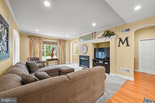2146 BERNAYS DR, York, PA 17404