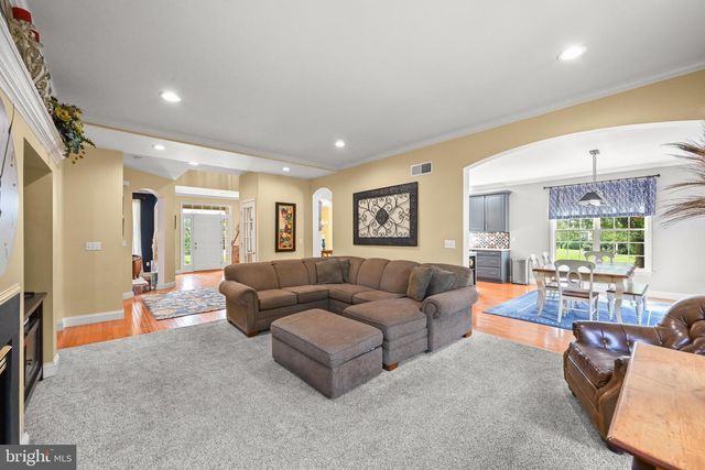 2146 BERNAYS DR, York, PA 17404