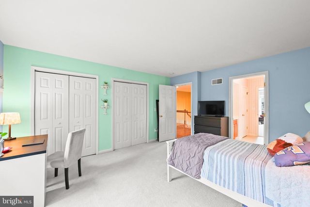 2146 BERNAYS DR, York, PA 17404