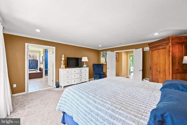 2146 BERNAYS DR, York, PA 17404