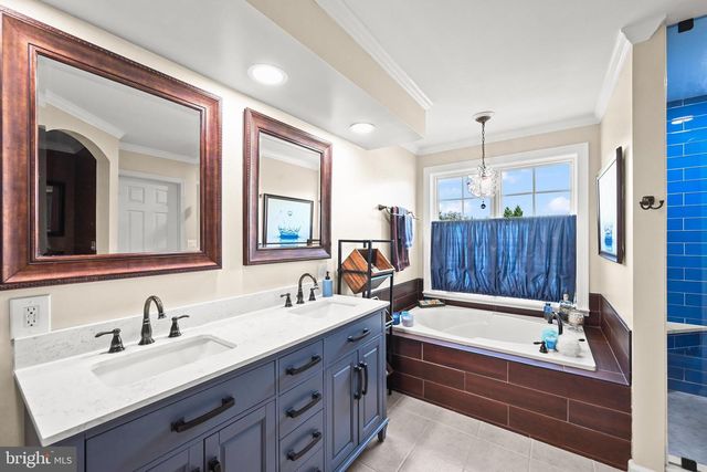 2146 BERNAYS DR, York, PA 17404