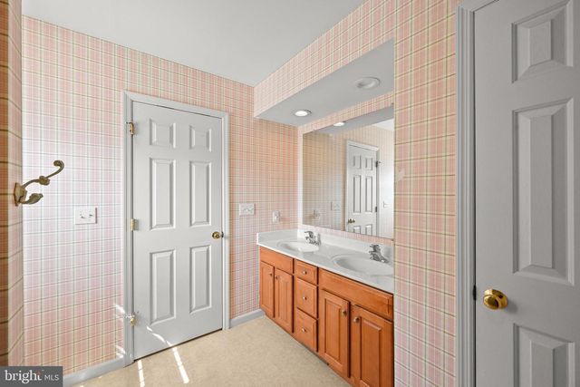 2146 BERNAYS DR, York, PA 17404