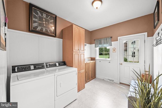 2146 BERNAYS DR, York, PA 17404