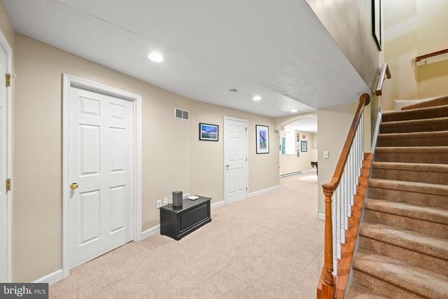 2146 BERNAYS DR, York, PA 17404