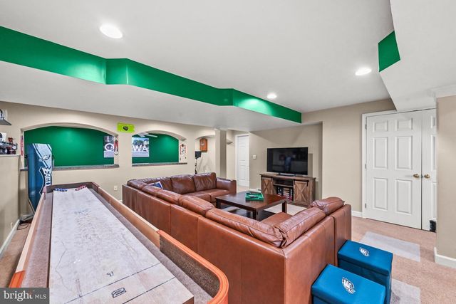 2146 BERNAYS DR, York, PA 17404