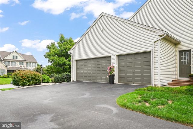 2146 BERNAYS DR, York, PA 17404