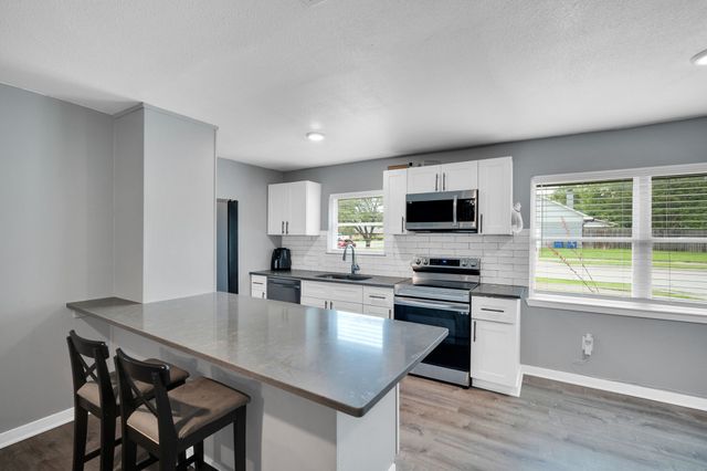 1104 Williamsburg Drive, Ennis, TX 75119