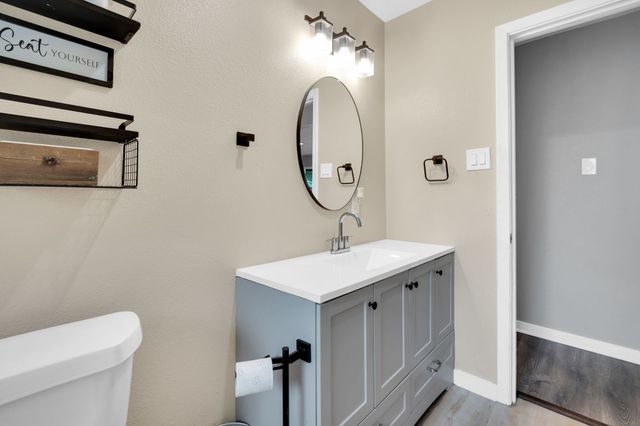 1104 Williamsburg Drive, Ennis, TX 75119