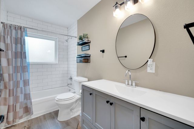 1104 Williamsburg Drive, Ennis, TX 75119