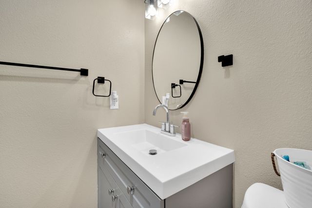 1104 Williamsburg Drive, Ennis, TX 75119